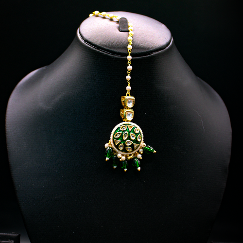 Panna Motif Kundan Maang Tikka