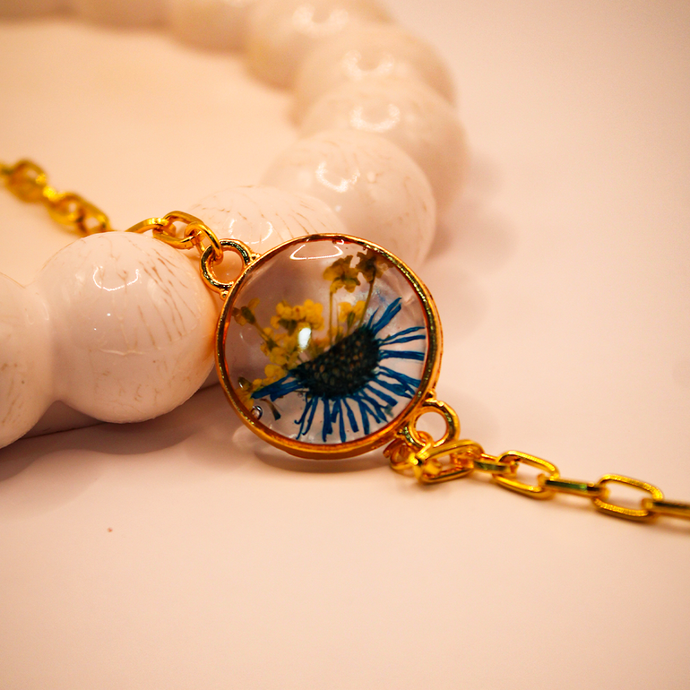 Gilded Round Resin Azure Bloom Chain Bracelet