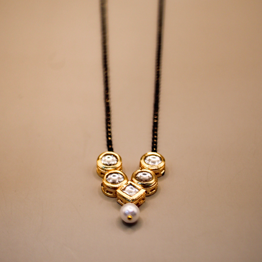 Gilded Kundan V-Cluster Mangalsutra