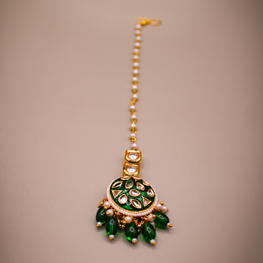 Panna Motif Kundan Maang Tikka