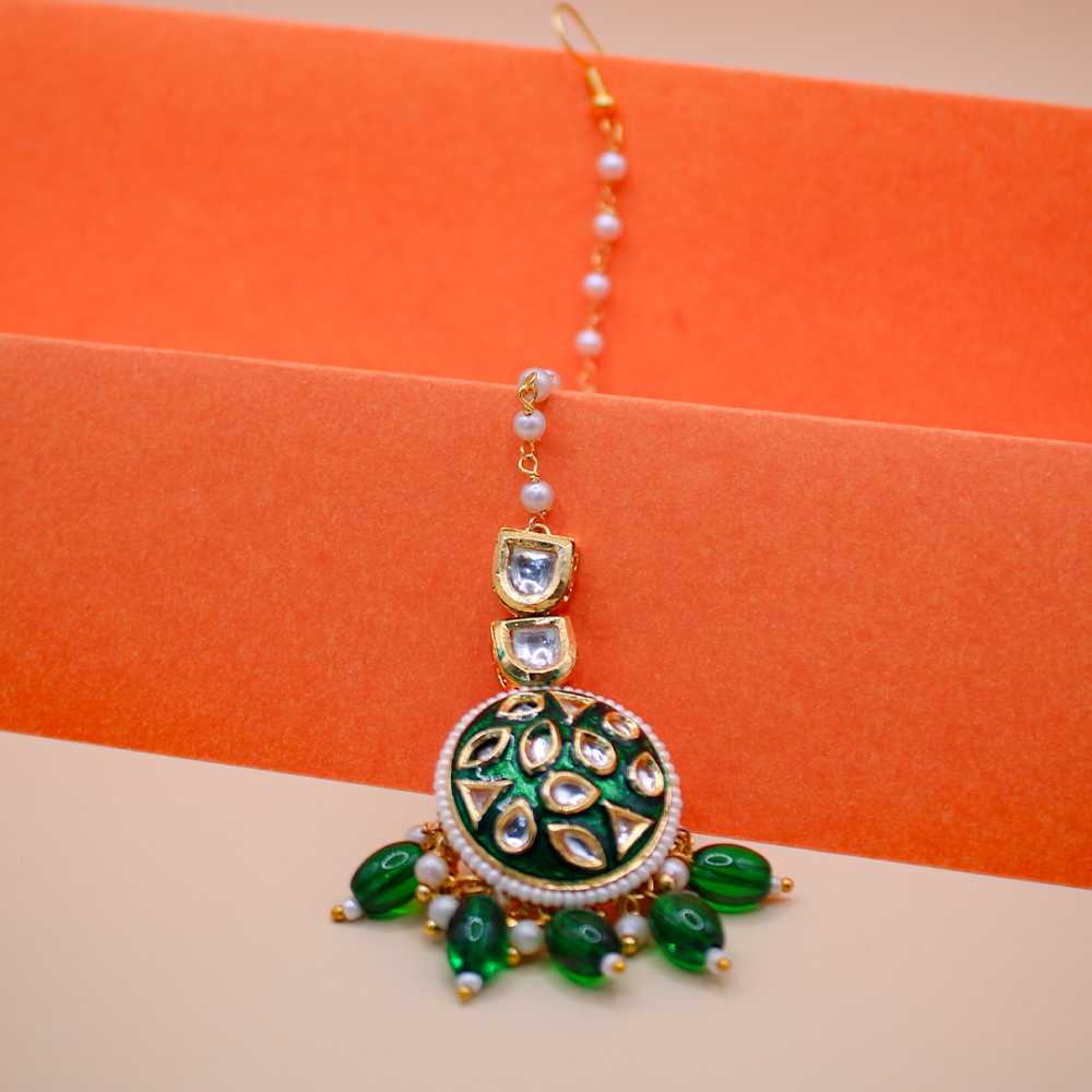 Panna Motif Kundan Maang Tikka